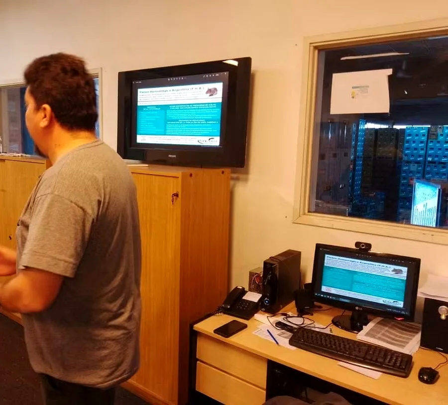 Charla de control de plagas en una institución
