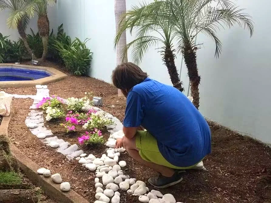 Diseño de jardín con piedras blancas y flores